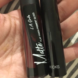  - Ett flytande läppstift från LA girl i färgen Backstage och ett vanligt läppstift från Kicks i färgen Dark Spirit. Endast swatchade på armen för bild. Båda färgerna lutar åt marsala hållet som är helt rätt nu till höst. Säljer de dock för jag har minst 200 andra läppstift. I priset ingår båda läppstiften! 7kr frakt.