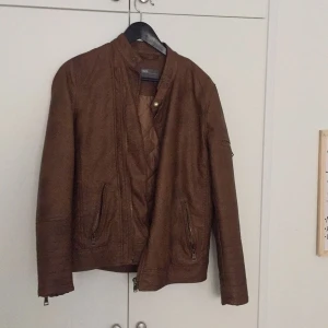  - ASOS brun läderjacka, använd vid 1 tillfälle