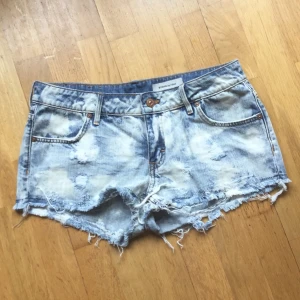  - &Denim by H&M shorts. Med stenvtättade detaljer och nitar bak. Storlek 38.