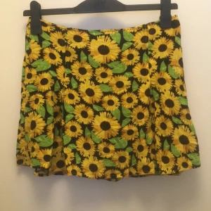  - Tunn och somrig kjol. Tyvärr har den mest legat i garderoben, använd max 2 ggr. 🌻