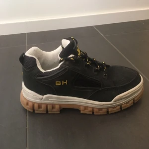  - SKOR av märket Black Hawk 🤔🦅🦅🦅 strl 38, liten i storleken! Superfint skick, jag har knappt använt dem pga för små 😩😩 