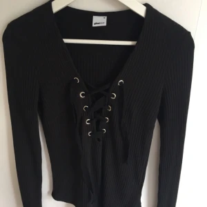  - Superfin tröja från GinaTricot med snörning vid bröstet! Köparen står för frakten 💕