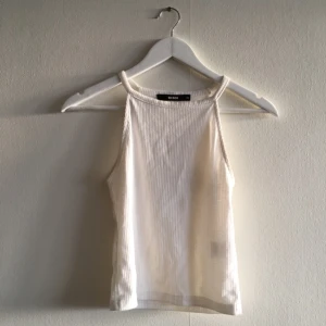  - Vit topp från bikbok 