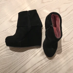  - Kilklackar i svart mocka. Knappt använda men har ändå lite slitmärken. 🌻