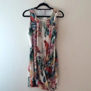  - Oanvänd! Lapp finns kvar. Band i midjan och draperad framtill.