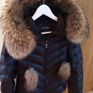  - Säljer en äkta hollies jacka med äkta päls i strl 40 