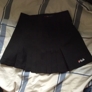  - Fin kjol från Fila. Endast provad på. Säljer pga för stor