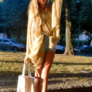  - Skjorta med lite speciell passform från Weekday. Väldigt fin. Använd några gånger men bra skick. Kan mötas upp & tar swish.