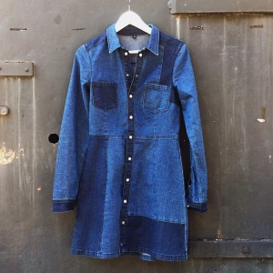  - Jeansklänning/kappa från H&M, figurnära och stretchig. Storlek 38/S, nyskick!