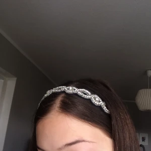  - Läckert hårband, använt fåtal gånger och i mycket gott skick☺️ Frakt ingår🎊
