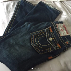  - Säljer mina True Religion bootcutjeans stl 25. Skitsnygga på men har blivit för små för mig nu. Inköpta för ca 1500kr