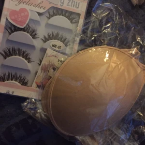  - Silicon bra & 5 pair false eyelashes Oanvänd! (14kr frakt )