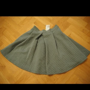  - oanvänd kjol med lappar kvar