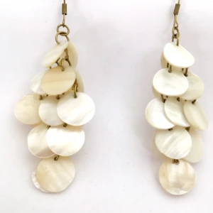  - Fina, somriga örhängen med snäckskalsliknande plattor.🌸🌸🌸 Frakt tillkommer om du inte kan mötas upp i Sthlm.