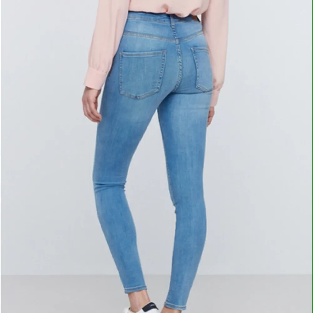 Jeans som är knappt använda och har därför gott om stretch kvar. De har dock tre små fläckar, ett exempel är på tredje bilden, men de är så små att jag fick leta för att hitta de. Nypris: 300kr. Jeans & Byxor.