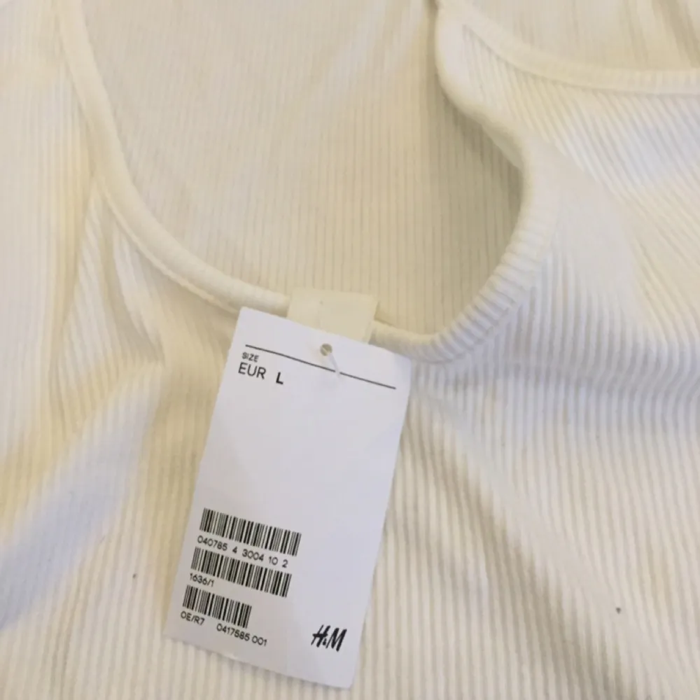 Säljer en helt ny vit body från H&M . Kostymer.