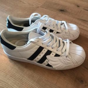  - Adidas originals by Jeremy Scott Superstars Wings Trainers.  Använda 2 gånger! 👟🌸🐨