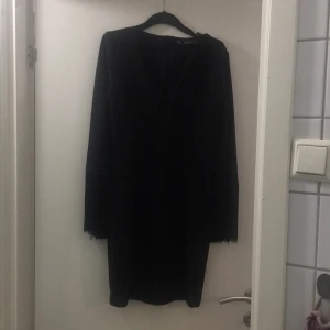  - Fin fransklänning från zara med djup v-ringning använd 3-4 gång, funkar på s och m