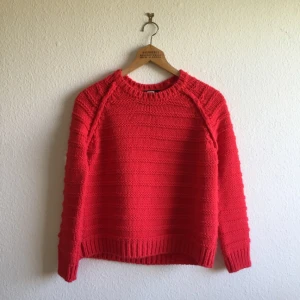  - Brister i mig att sälja denna, men den behöver finna någon som får mer användning av den än mig. Superskön stickad i knallrött