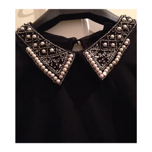  - Topp med jättefin pärlkrage. Snygg under en tröja med kragen utanpå! Går bra att tvätta i maskin ✨