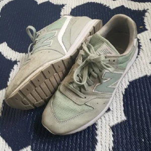  - mintgröna newbalance-sneaker! 