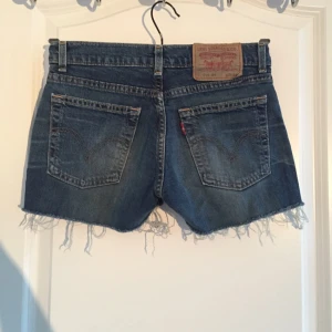  - LEVI'S shorts stl 26. Fick dessa i present men passade inte mig tyvärr. Helt i nyskick och aldrig använda!