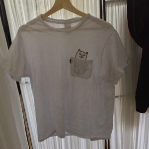  - Mkt mkt cool tröja från RipnDip som förtjänar mer användning än vad jag ger den :( Köparen står för frakt, kan mötas upp i Östersund!💞