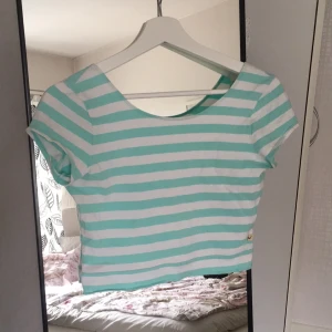  - Gullig croptop från Hollister, fin i ryggen. Strl M, tight passform men XS/S funkar med för lösare modell! Använd ca 3 ggr därmed bra skick 