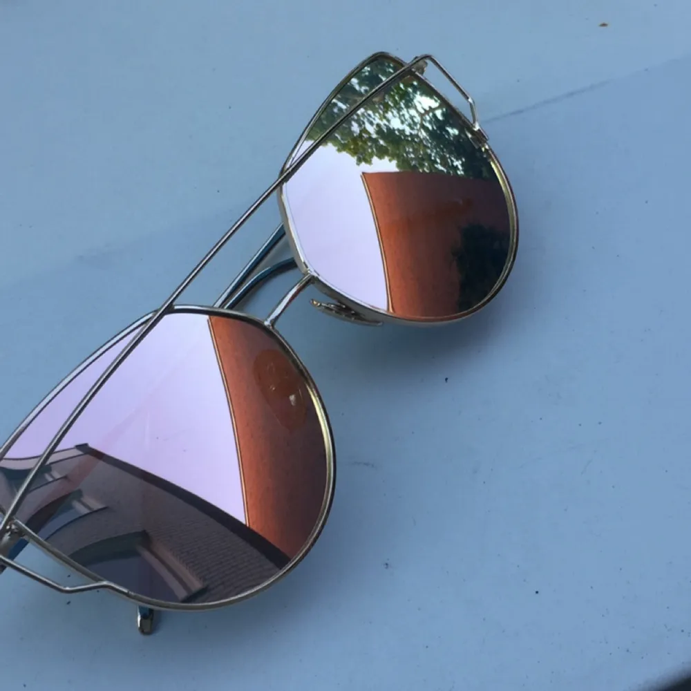 Helt oanvända solglasögon i roséfärgat glas med guldram. UV400. 20kr frakt.. Accessoarer.