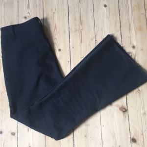  - Avklippta utställda svarta byxor med hög midja från MONKI! Stretchigt, skönt material🐊 Köparen står för frakt eller möts upp i Stockholm! 