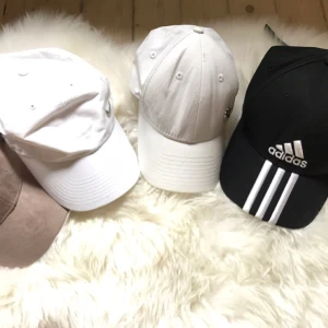  - 175 kr för alla tsm. Frakt ingår i priset. De vita har några små fläckar men inget som syns tydligt :) nypris 700 kr för alla. One Size på alla utom den bruna mocka som är M men antar det är normal huvudstorlek :)