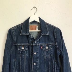  - Vintage jeansjacka från Levis i jättefint skick! Ganska kort i modellen!  