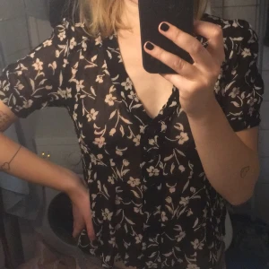  - Jättegullig blommig blus från indiska! Kort i ärmarna, liten urringning och 100% viskos. 