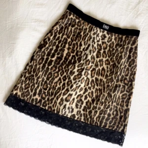  - Jag är strl 36, och kjolen fungerar relativt bra på mig. Något stor i midjan, men det kan lösas genom att dra in lite tyg på sidorna och fästa med hårspännen:) i mycket gott skick! Pris kan diskuteras