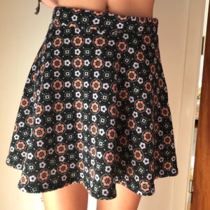  - Svart, blommig kjol i storlek XS  Betalning sker via swish  Köparen står för frakt