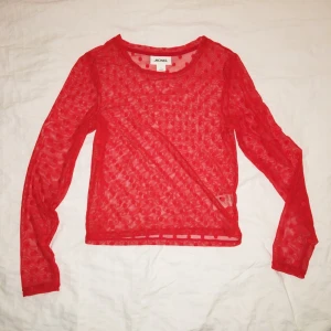  - MESH-TOP FRÅN MONKI ✨ supersnygg mesh-top i klarrött. Tyvärr för liten och behöver därför ny ägare!! Helt oanvänd 