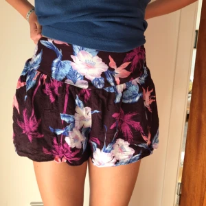  - Superfina bekväma blommiga shorts i fint skick  Storlek XXS men skulle nog passa en till två storlekar större då den har en resår i midjan. (Bild 2)  Betalning sker via swish  Köparen står för frakt
