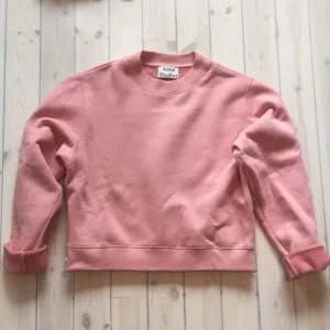  - Rosa Sweater från Acne Studios i boxig modell, silvriga dragkedjor på sidorna, jättefin till byxor med hög midja👌🏼 köparen står för frakten 