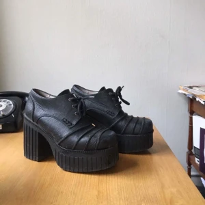  - Platåskor från Sko Uno!! Perfekta 90-talsdojjor. Fint skick, passar en 38 