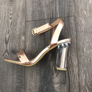  - Fina skor i rosegold färg. Storlek 39.