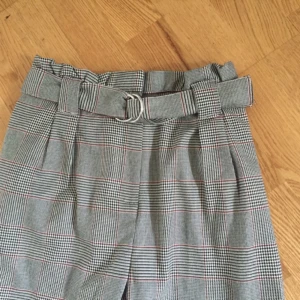  - Rutiga kostymbyxor med hög midja, endast använda 1 gång. 