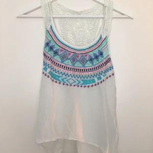  - Linne med paljettdetaljer och fin rygg från H&M! Mycket bra skick! Strl XS men passar även S.