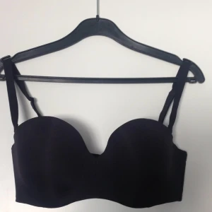  - Svart Bh med avtagbara band från Twilfit. Nypris 300 kronor. Frakt 12 kronor. Använd 2-3 gånger bara. Är jättebra men tyvärr för liten för mig. 
