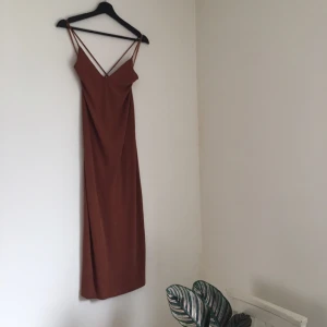  - Brun klänning från Mango i strl XS, känns mer som en S. Korsad i ryggen. Tight upptill och något lösare nedtill. Färgen stämmer bäst överens med andra bilden Fraktar mot betalning eller möts upp i Uppsala.