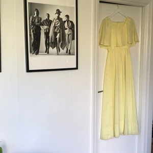  - Superfin ljusgul långklänning i linnematerial. Åtsittande i midjan, och flowy över benen och ärmarna. Storlek XS-S. 