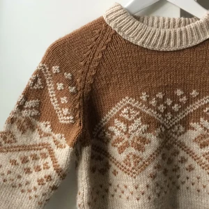  - Supermysig och varm tröja, köpt på humana second hand. Står ingen storlek men skulle säga XS-S, bild kan skickas med tröjan på.