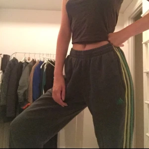  - Adidas byxor med gröna sträck. De är använda men inget som ses på utsidan av byxorna