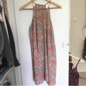  - Klänning med superfint mönster! Fin som den är men även väldigt fin med ett bälte i midjan. 