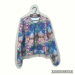  - 🌌🌌🌌 Helt ny bomberjacka från junkyard, med nypsykedeliskt mönster. Snygg som topp också!