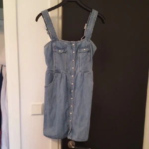  - Fin jeansklänning från Monki. Färgen är något blåare i verkligheten. Axelbanden är justerbara & den går (på min som är 172 cm lång) strax under mitten på låret. Priset är inklusive frakt🎈